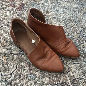 Universal Thread Cognac Flats with Pointed Toe Design